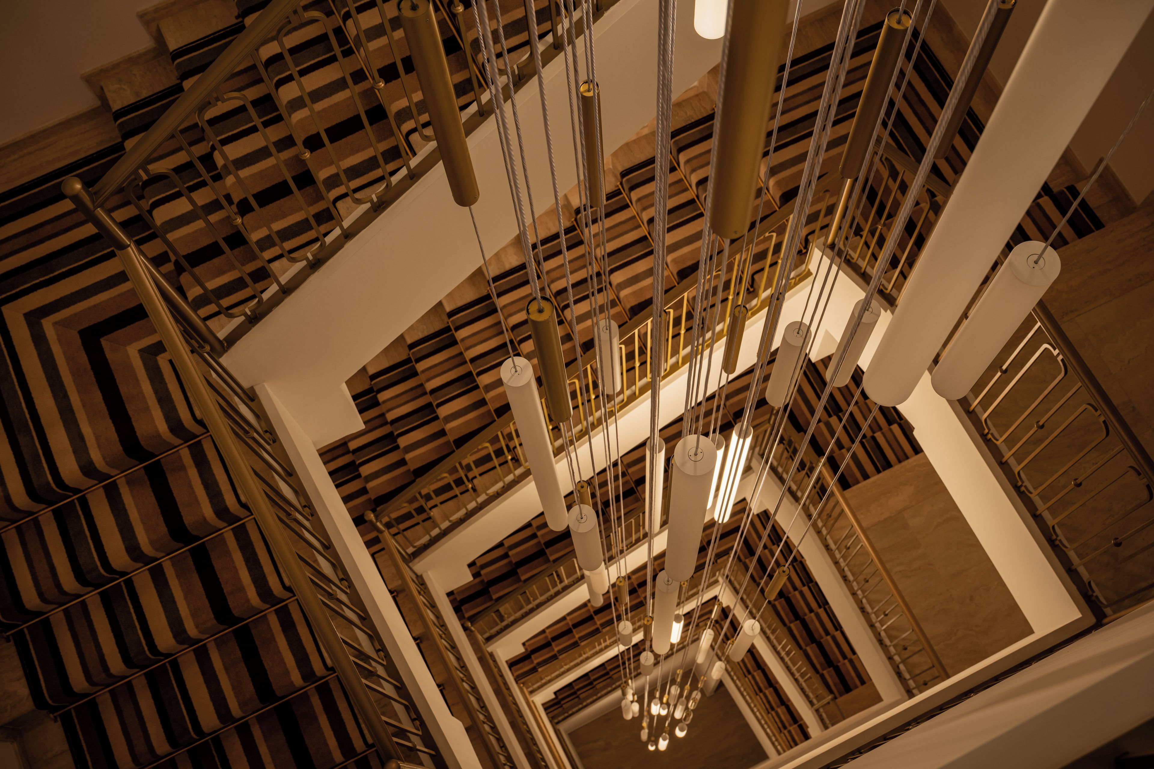 Eine aufwändige Deckenkonstruktion mit mehreren Ebenen und hängenden Elementen, vermutlich Teil eines architektonischen Entwurfs.