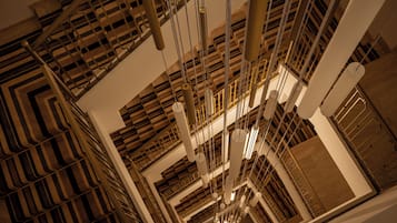 Eine aufwändige Deckenkonstruktion mit mehreren Ebenen und hängenden Elementen, vermutlich Teil eines architektonischen Entwurfs.