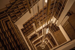 Eine aufwändige Deckenkonstruktion mit mehreren Ebenen und hängenden Elementen, vermutlich Teil eines architektonischen Entwurfs.