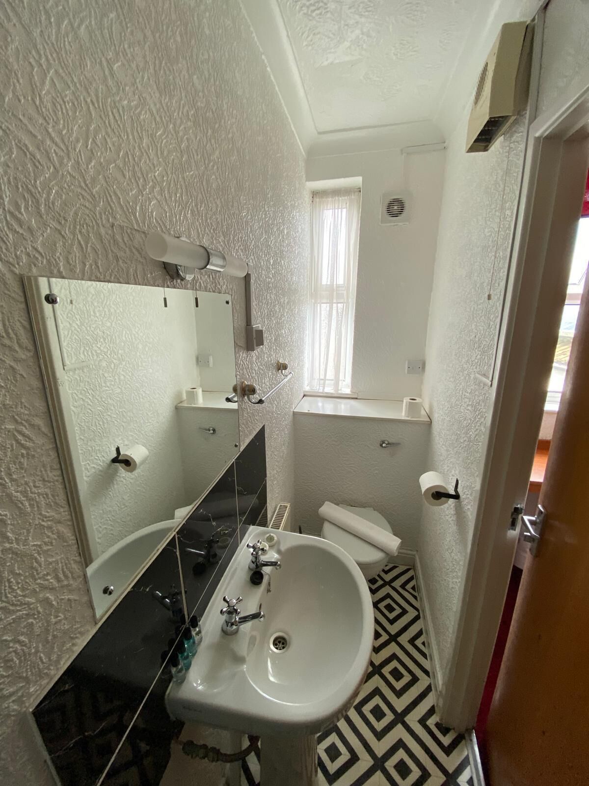 Standard-Doppelzimmer | Badezimmer | Dusche, kostenlose Toilettenartikel, Handtücher, Seife