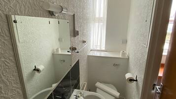 Standard-Doppelzimmer | Badezimmer | Dusche, kostenlose Toilettenartikel, Handtücher, Seife