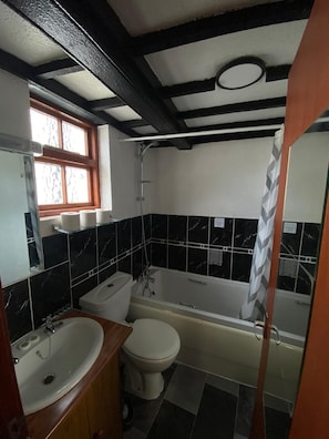 Standard Double Room | Bathroom | Shower, free toiletries, towels, soap - Kent Hotel (Great Yarmouth)