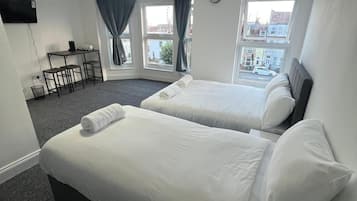 Standard Triple Room, Ensuite | Desk, free WiFi