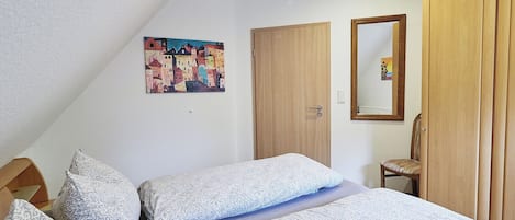 1 habitación, tabla de planchar con plancha, internet y ropa de cama