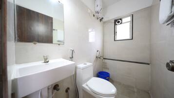 Premium Double Room, City View | Bathroom