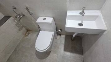 Habitación Premium doble, vistas a la ciudad | Baño | Ducha, toallas, jabón y champú