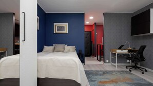 A modern bedroom with a bed, a desk, and a chair. - Unique Studio for 2 Persons | Pet Friendly (Warszawa)