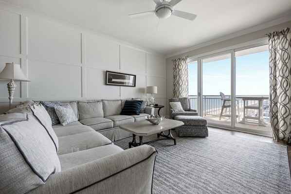 Living area - Three bedroom oceanfront condo in the luxurious Gateway Grand! (Ocean City)