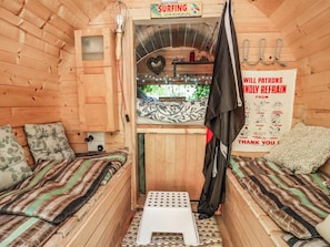 Ein gemütliches Blockhaus mit einem Schild im Surfstil, einer herzförmigen Dekoration und einem Schild mit der Aufschrift 'Bitte keine Gäste stören'.