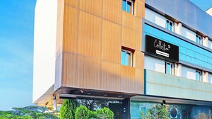 Een modern gebouw met een bord waarop staat 'Collection Company-Serviced'.