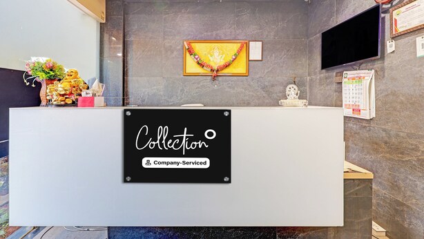 Een receptiebalie met een bordje waarop staat 'Collection Company-Serviced'.