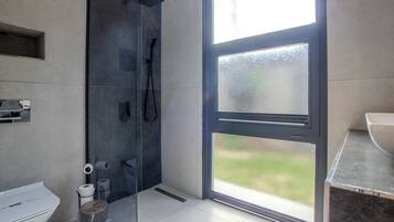 Villa, 2 habitaciones, alberca privada, vista a la alberca | Baño | Amenidades de baño gratuitas, secadora de cabello, toallas, jabón