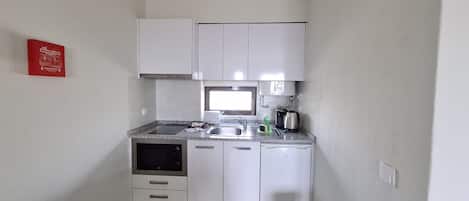 Coffee/tea maker, fridge, microwave, oven