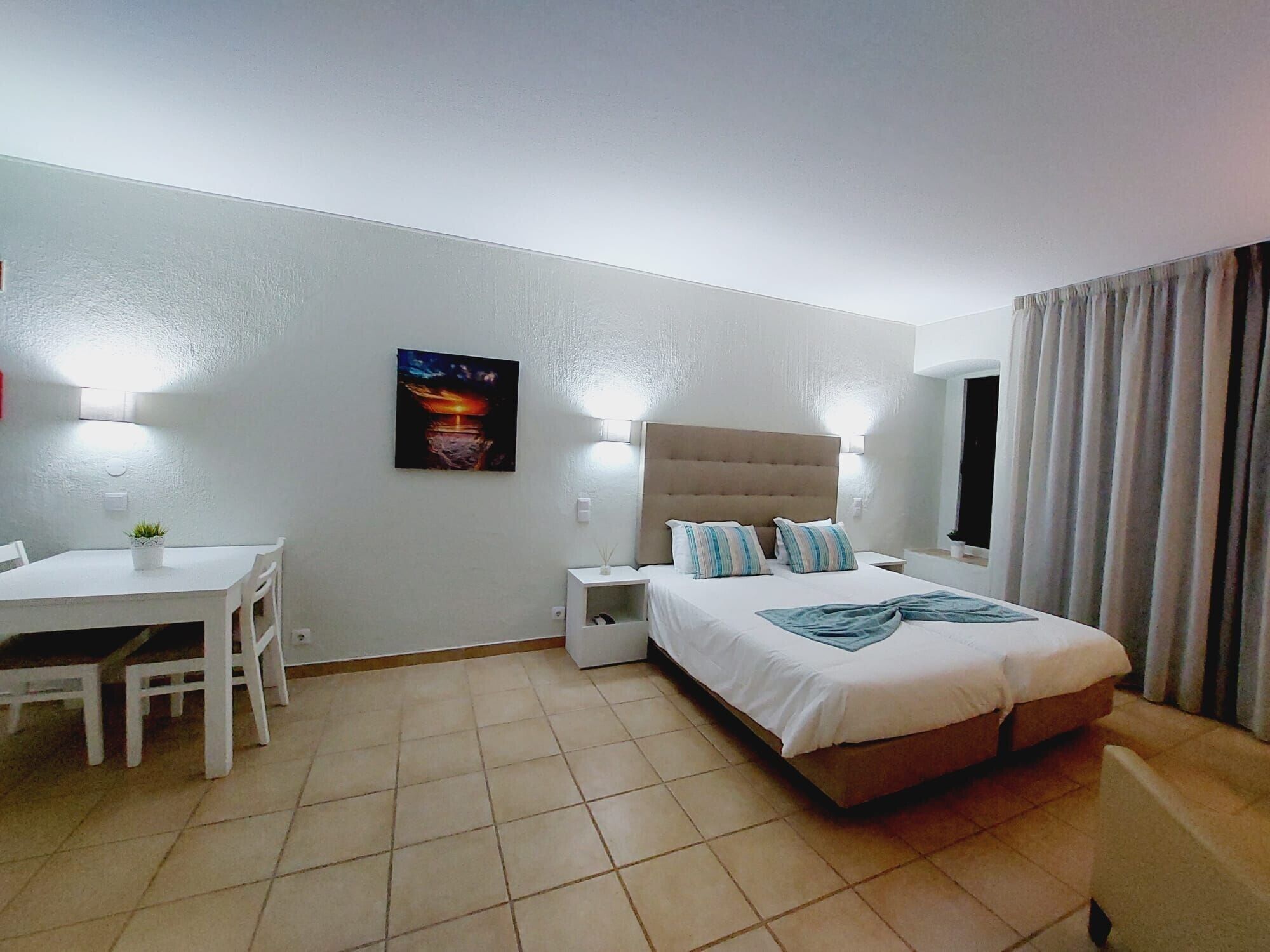 1 habitación, tabla de planchar con plancha, wifi y ropa de cama 