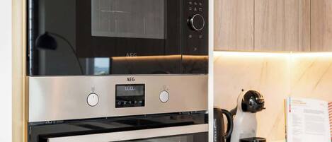 Coffee/tea maker, fridge, microwave, oven