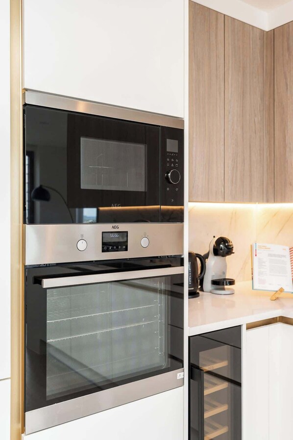 Wasserkocher mit Kaffee-/Teezubehör, Kühlschrank, Mikrowelle, Ofen