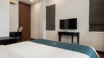 Deluxe Double Room, City View | Minibar, iron/ironing board (on request), WiFi (free)