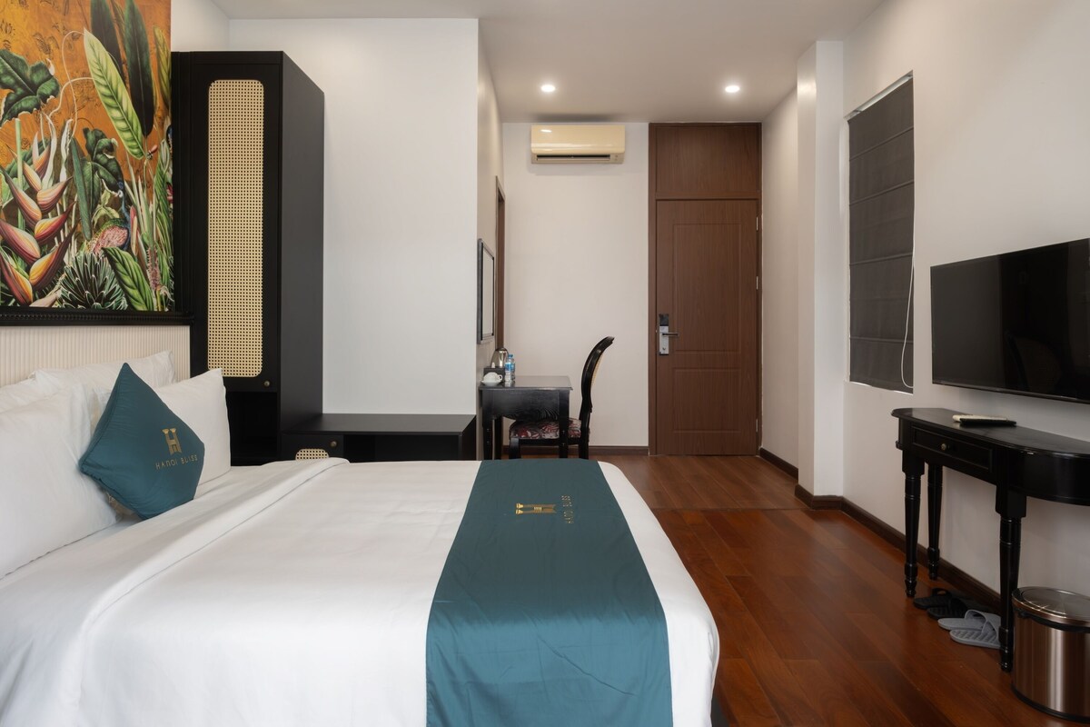 Deluxe Double Room, City View | Bar mini, seterika/papan seterika, Wi-fi percuma 