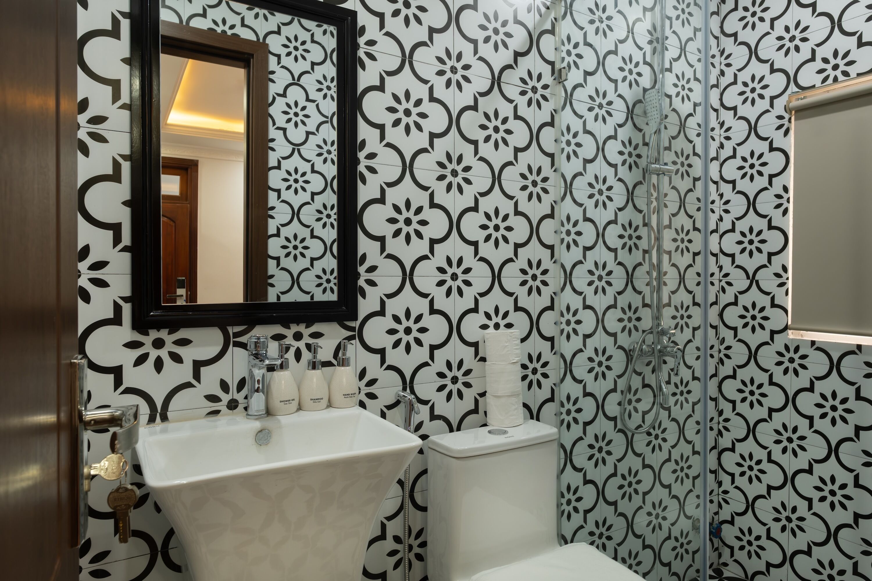 Standard Double Room | Bathroom | Shower, free toiletries, hair dryer, towels