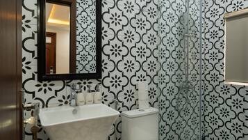 Standard Double Room | Bathroom | Shower, free toiletries, hair dryer, towels