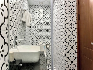 Standard Double Room | Bathroom | Shower, free toiletries, hair dryer, towels - Hanoi Bliss Hotel & Apartment Phat Loc (Hanoi)