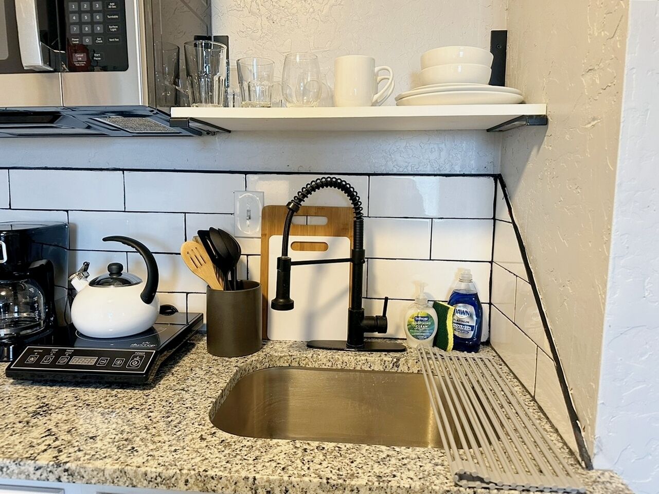 Kaffetrakter/tekoker, kjøleskap, mikrobølgeovn og brødrister