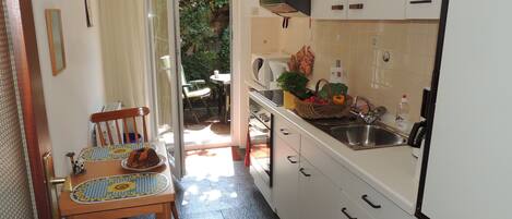 Coffee/tea maker, fridge, microwave, oven