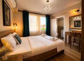Quarto casal clássico | Escrivaninha, espaço de trabalho para notebook, Wi-Fi de cortesia