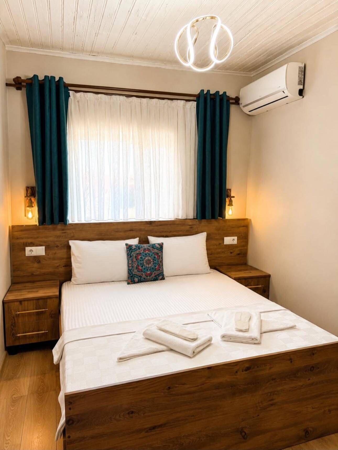 Quarto casal econômico | Escrivaninha, espaço de trabalho para notebook, Wi-Fi de cortesia
