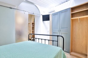 Ein Schlafzimmer mit einem Bett, einem Kleiderschrank und einem Schrank.