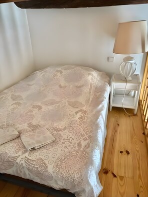 WiFi, bed sheets - Apartment 'A Stone's Throw From The Arènes' with Wi-Fi and Air Conditioning (Nîmes)
