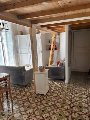Interior - Apartment 'A Stone's Throw From The Arènes' with Wi-Fi and Air Conditioning (Nîmes)