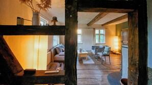 Ein gemütliches Wohnzimmer mit einer Couch, einem Couchtisch und einer Lampe.