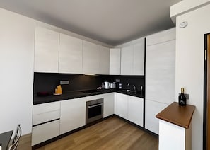 Frigorifero, forno, piano cottura, lavastoviglie