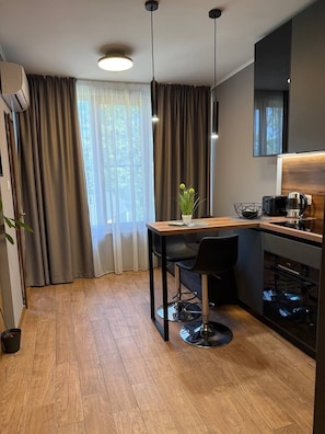 Wasserkocher mit Kaffee-/Teezubehör, Kühlschrank, Ofen, Geschirrspüler