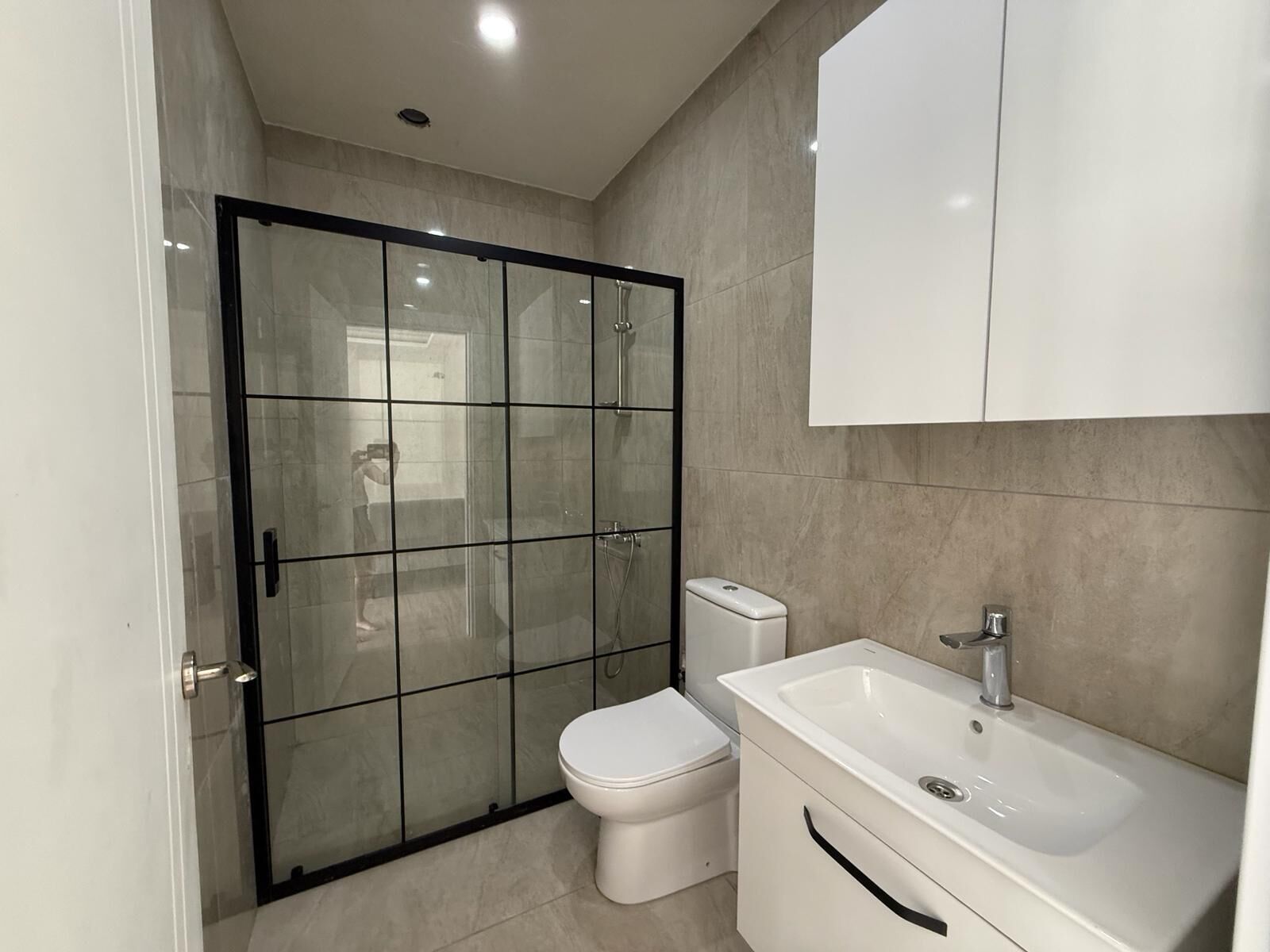 Elite-Villa, eigener Pool, Seeblick | Badezimmer | Dusche, Handtücher, Seife, Shampoo