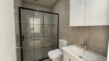 Elite-Villa, eigener Pool, Seeblick | Badezimmer | Dusche, Handtücher, Seife, Shampoo
