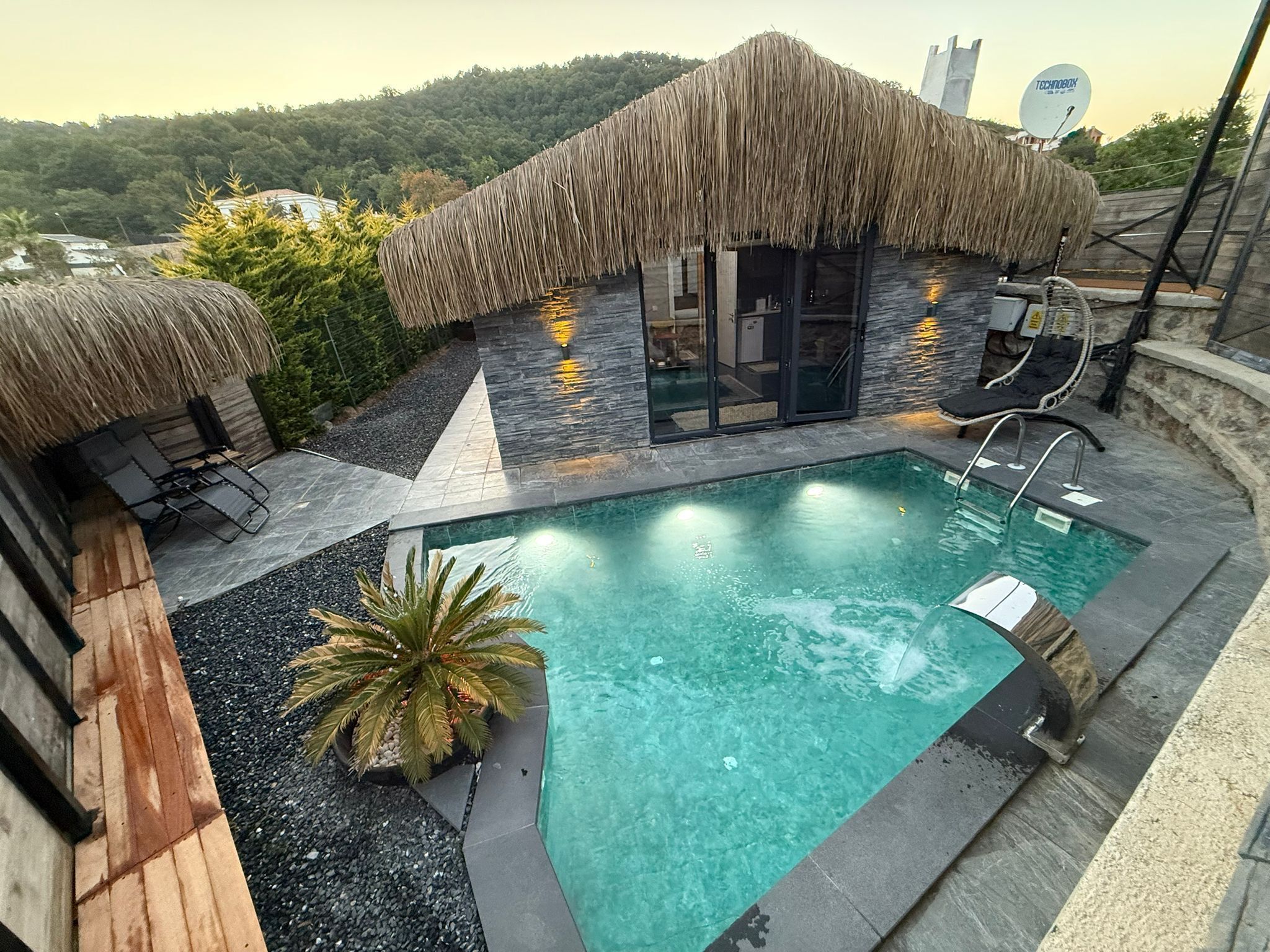 Bungalow Romantis, kolam renang pribadi, pemandangan kebun | Wi-Fi gratis