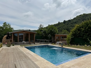 Una piscina al aire libre