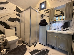 Vila Mewah, kolam renang pribadi, pemandangan kebun | Kamar mandi | Shower, handuk, sabun, dan sampo