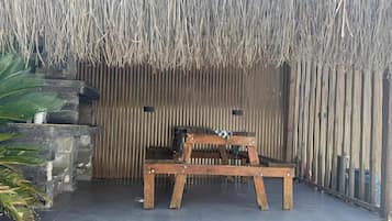 Bungalow – romantic, privat basseng, hageutsikt | Terrasse/patio