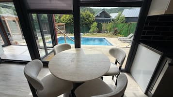 Elite-Villa, eigener Pool, Seeblick | Speisen