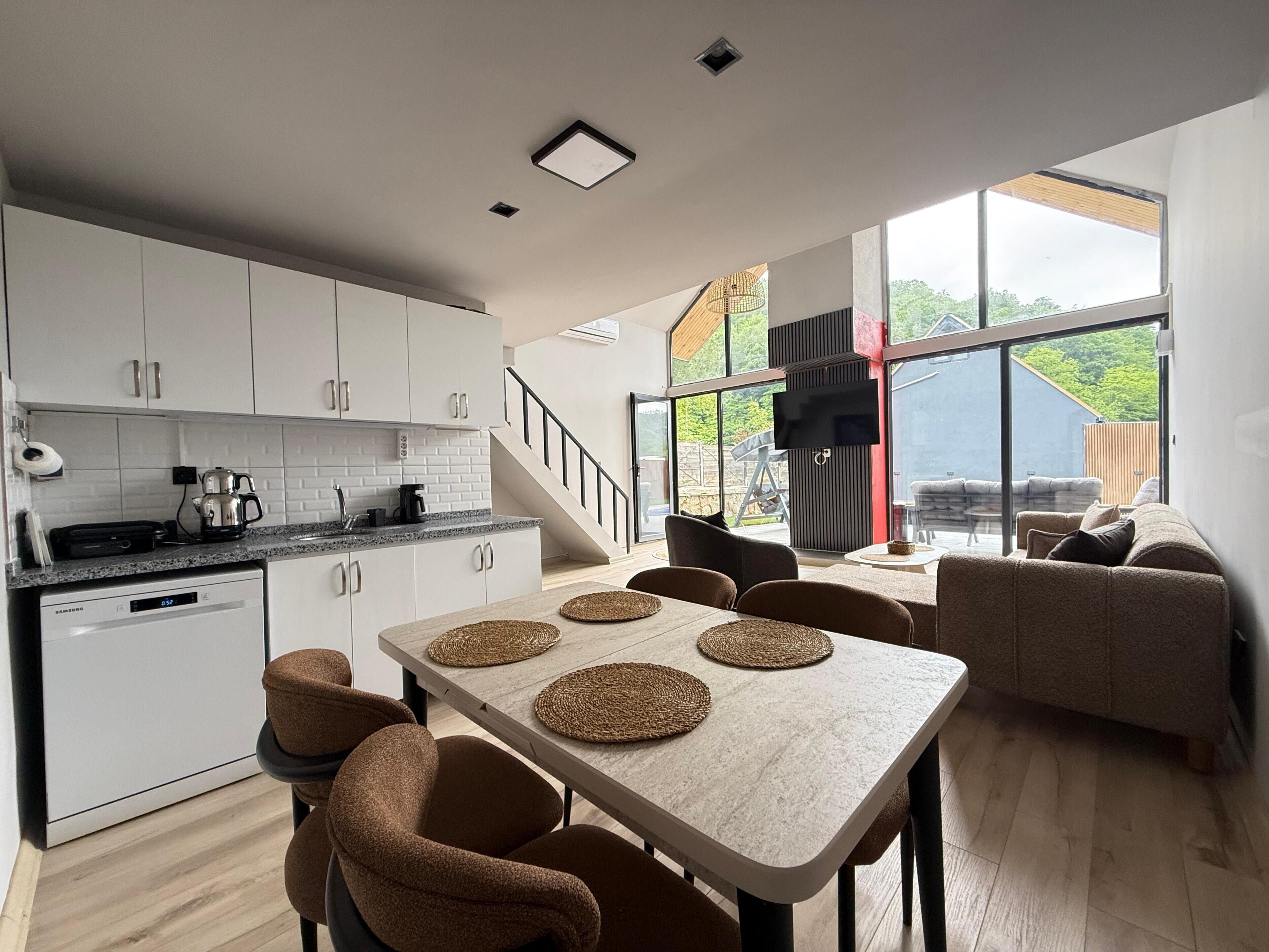 Bungalow familiar, piscina privada, vistas al jardín | Interior