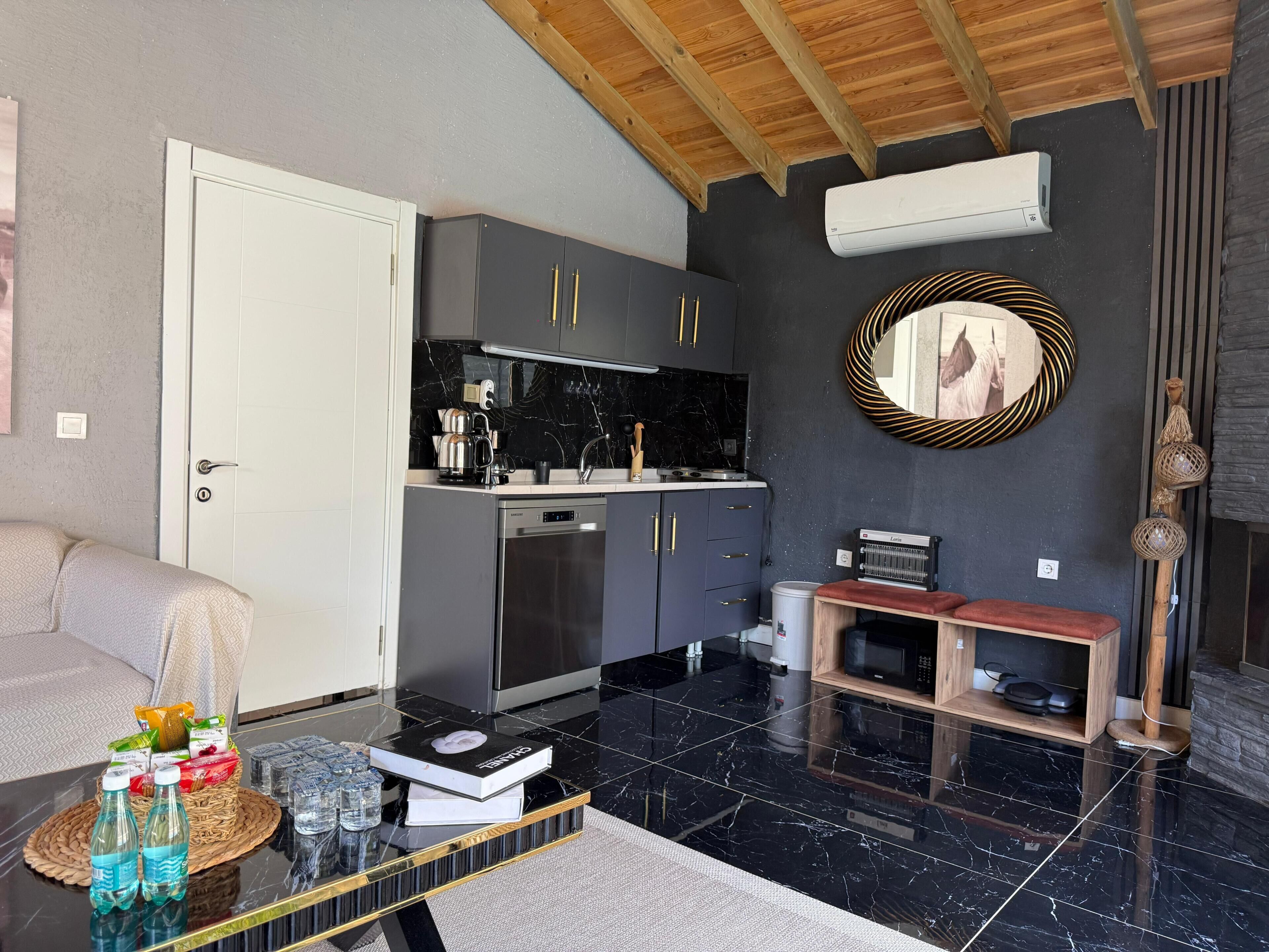 Romantic Bungalow, Private Pool, Garden View | Living area