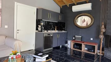 Romantic Bungalow, Private Pool, Garden View | Living area