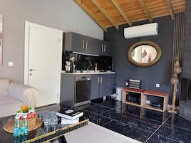 Romantic Bungalow, Private Pool, Garden View | Living area