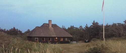 Thatched holiday home on the Limfjord's edge