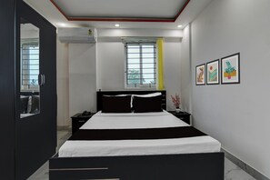 Una camera da letto moderna con un letto, comodini, uno specchio e opere d'arte alle pareti.