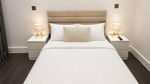 A hotel room with a bed, two bedside tables, and lamps. - Watford Central 1BR | Sleeps 4 | Near Harry Potter (Watford)