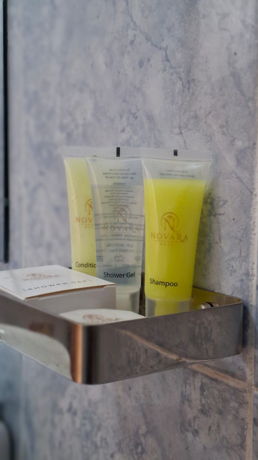 Pantuflas, toallas, jabón, shampoo 